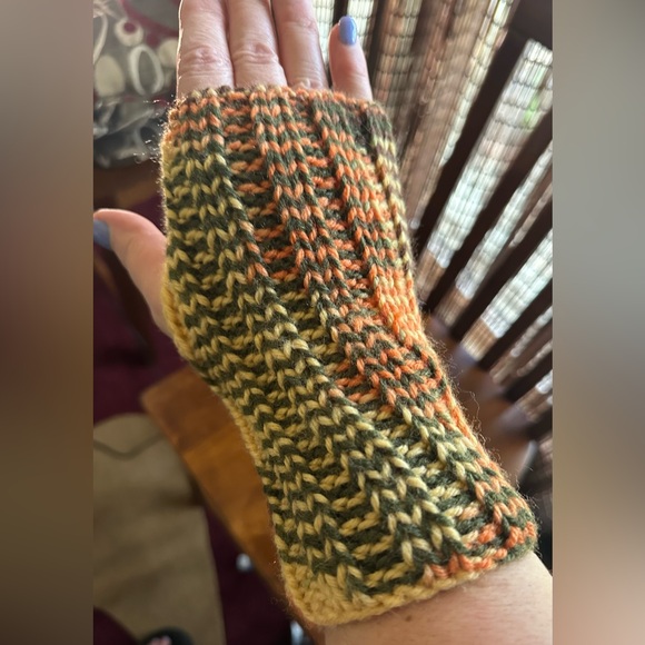 🧶 Retro ’70s Vibes Fingerless Knit Gloves | Hand-Knit Boho Cozy Warmth - Picture 2 of 3